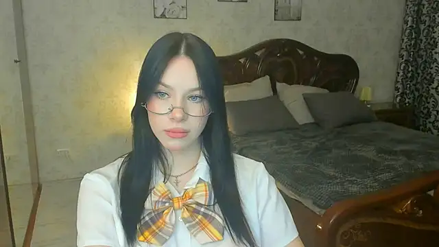 Snapshot of FloraCherry chatting on 11.13.25 FloraCherry online show from 11.13.25