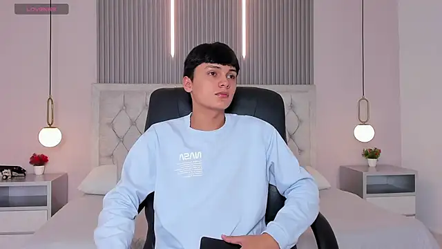 Maxii18  online show from 12.17.25