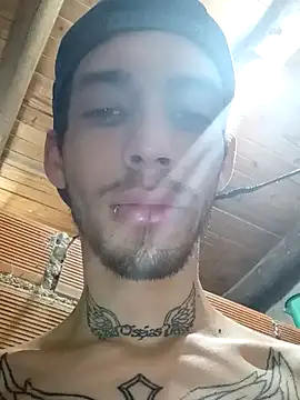 Snapshot of Leonel18cm chatting on 10.25.25 Leonel18cm online show from 10.25.25