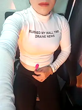 Snapshot of Cherry_Le02 chatting on 02.08.26 Cherry Le02 online show from 02.08.26