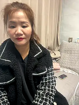 Snapshot of Anni-2000 chatting on 11.04.25 Anni-2000 online show from 11.04.25