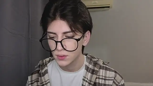 Oliver star boy  online show from 11.12.25