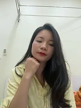 Bee Yellow00 online show from 12.19.25