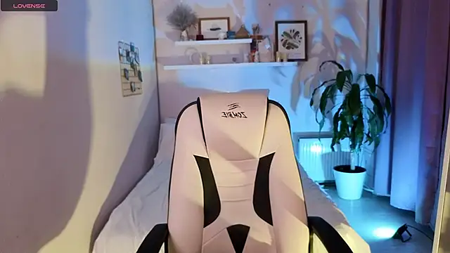 PollyRouge   online show from 11.22.25