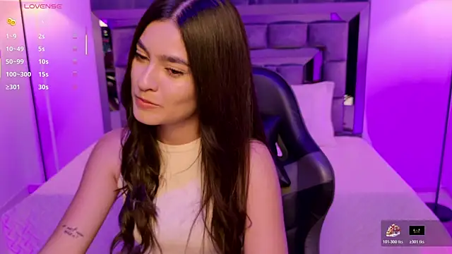 Snapshot of Bella_Clark2 chatting on 10.30.25 Bella Clark2 online show from 10.30.25