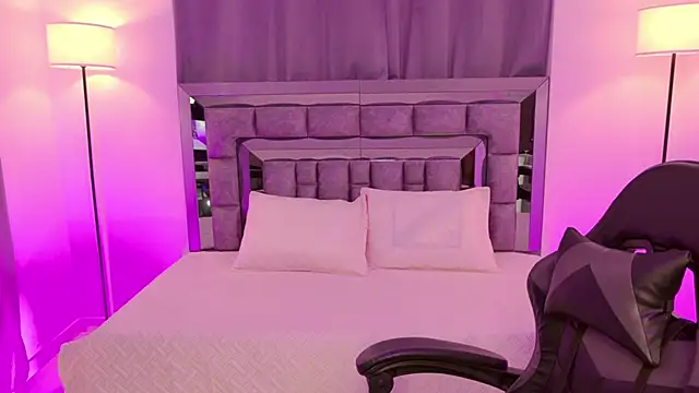 Snapshot of Bella_Clark2 chatting on 10.31.25 Bella Clark2 online show from 10.31.25