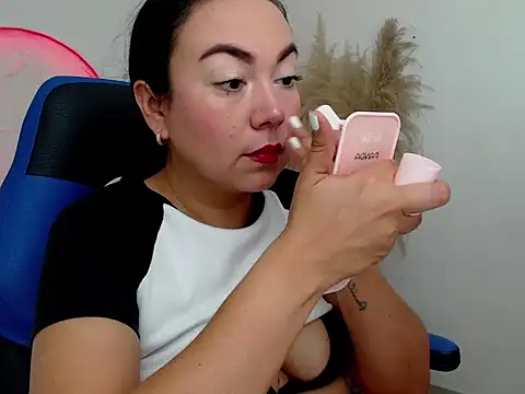 Yadis hot online show from 11.21.25