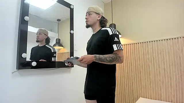 Snapshot of STEINER_01 chatting on 10.28.25 STEINER 01 online show from 10.28.25