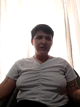 Snapshot of leti302 chatting on 10.28.25 leti302 online show from 10.28.25