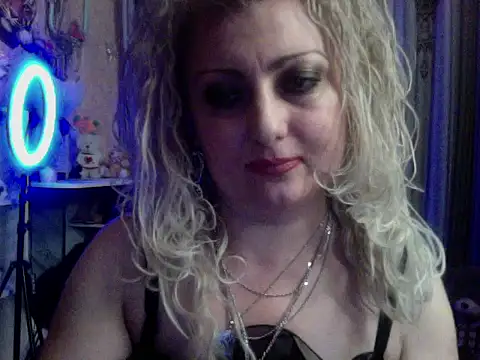 Snapshot of xHot_Amazonq chatting on 10.26.25 xHot Amazonq online show from 10.26.25