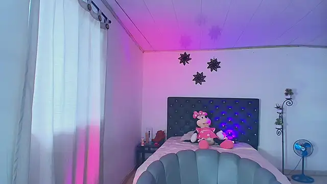 GiannaRoberts online show from 11.10.25