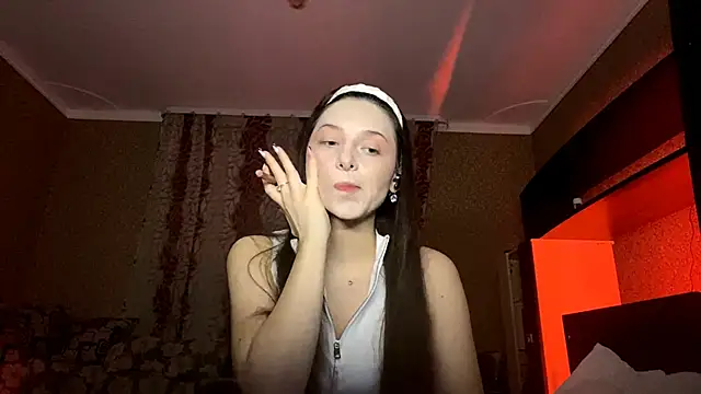 Snapshot of Poly_Falkony chatting on 10.29.25 Poly Falkony online show from 10.29.25