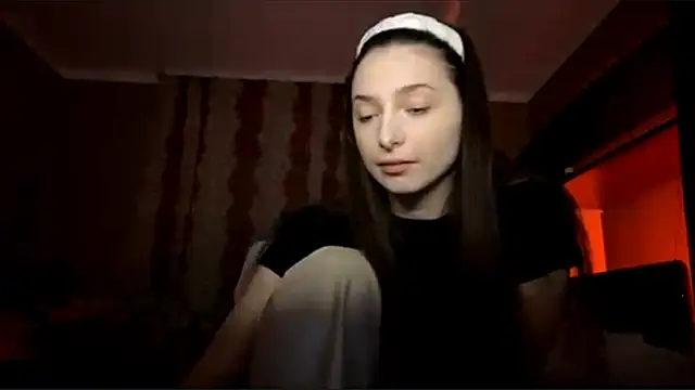 Snapshot of Poly_Falkony chatting on 10.30.25 Poly Falkony online show from 10.30.25