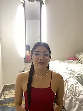 Snapshot of Aamelia chatting on 11.02.25 Aamelia online show from 11.02.25