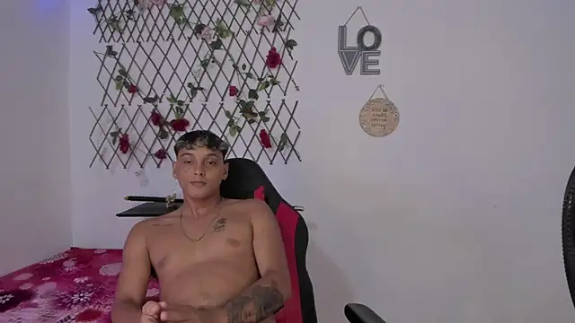 Snapshot of Fre_Grey chatting on 10.28.25 Fre Grey online show from 10.28.25