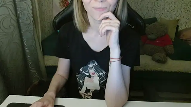 Snapshot of _Alisa_Allison_ chatting on 10.31.25  Alisa Allison  online show from 10.31.25