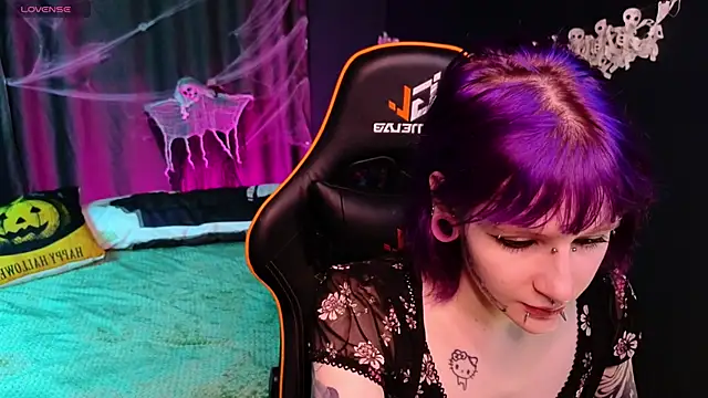 Snapshot of karkadeshk chatting on 10.30.25 karkadeshk online show from 10.30.25