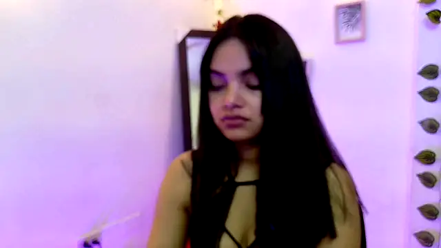 Snapshot of evangelinemoretti chatting on 10.29.25 evangelinemoretti online show from 10.29.25