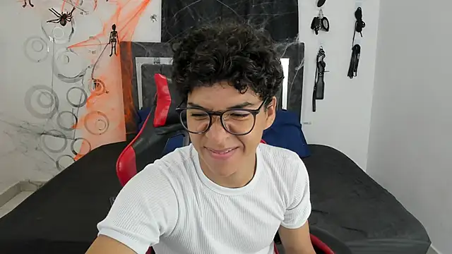 Snapshot of Maximiliano_Khalil chatting on 10.28.25 Maximiliano Khalil online show from 10.28.25