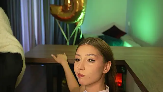 Snapshot of Cleose chatting on 04.01.26 Cleose online show from 04.01.26