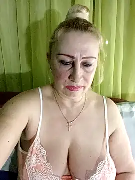 Snapshot of Esenia505 chatting on 04.04.26 Esenia505 online show from 04.04.26