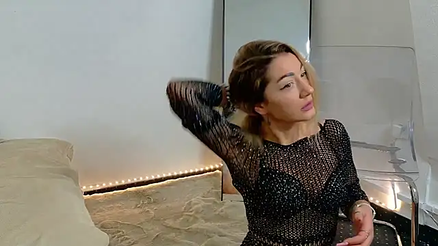 Snapshot of Ammelia_ chatting on 11.03.25 Ammelia online show from 11.03.25