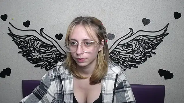 TracyLll online show from 11.18.25