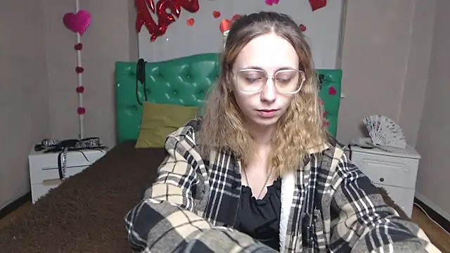 TracyLll online show from 02.04.26