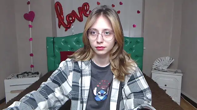 TracyLll online show from 02.25.26