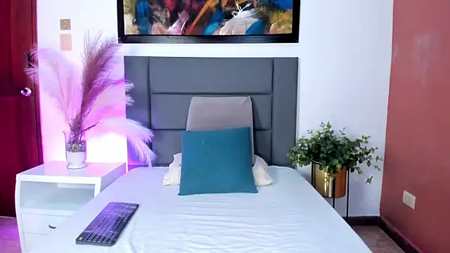 HannaaWells online show from 02.20.26