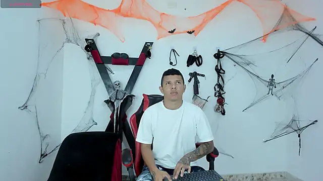 Steven19 LatinBoy online show from 10.30.25