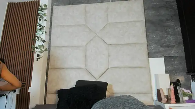 Liia Leens online show from 02.08.26