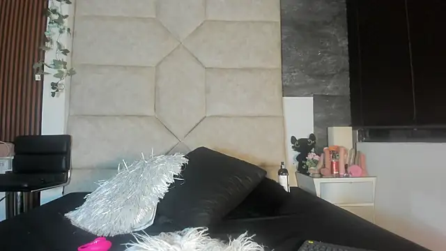 Liia Leens online show from 02.17.26