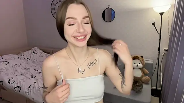 Snapshot of _Hey_lola_ chatting on 11.19.25 Hey lola online show from 11.19.25