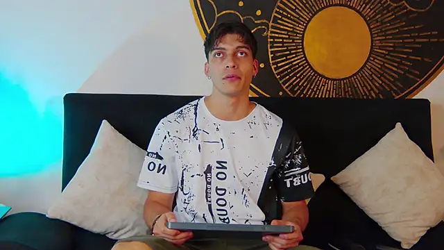 Snapshot of AlessioVitale chatting on 02.24.26 AlessioVitale online show from 02.24.26