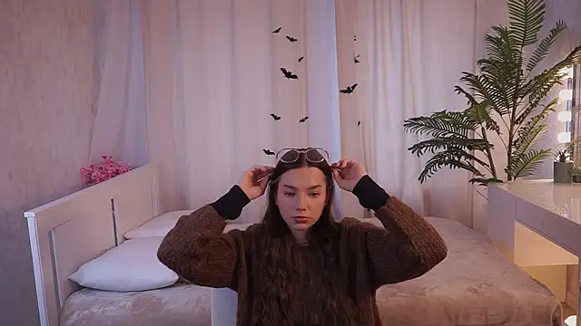 Snapshot of LupitaPicazo chatting on 11.04.25 LupitaPicazo online show from 11.04.25