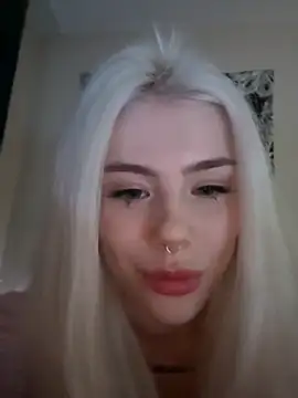 Snapshot of red_qwe chatting on 11.06.25 red qwe online show from 11.06.25