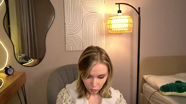 Mini Ashley online show from 11.03.25