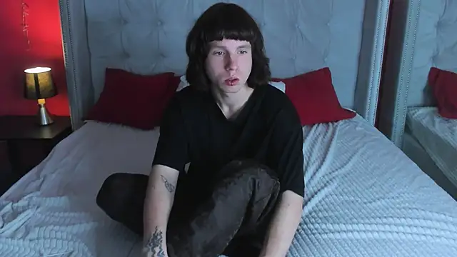 Snapshot of CutieKai_ chatting on 11.02.25 CutieKai online show from 11.02.25