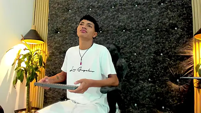 Snapshot of Yilmer_hot chatting on 11.03.25 Yilmer hot online show from 11.03.25