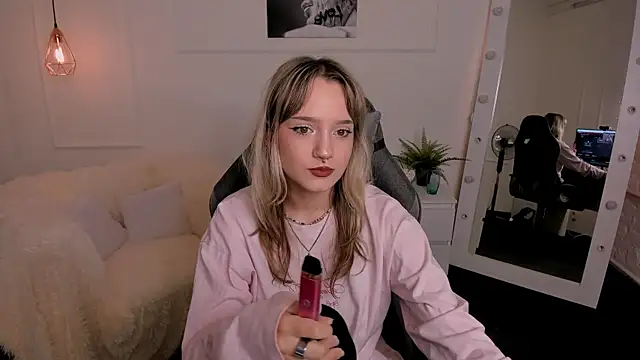 Snapshot of ElsiHill chatting on 11.02.25 ElsiHill online show from 11.02.25