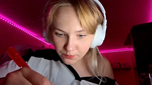 KarinRobertson online show from 11.28.25