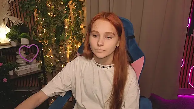 Snapshot of MarthaMack chatting on 11.21.25 MarthaMack online show from 11.21.25