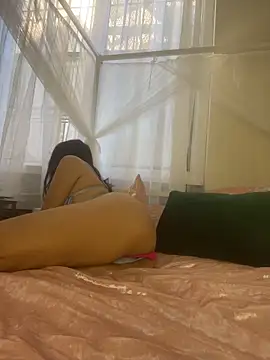 Snapshot of baeezzyy chatting on 11.04.25 baeezzyy online show from 11.04.25