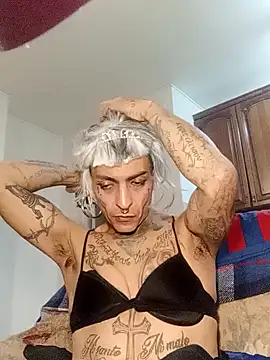 Snapshot of 00Travsharongomez chatting on 11.04.25 00Travsharongomez online show from 11.04.25