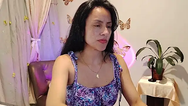 Snapshot of Bella_Exhibition chatting on 11.25.25 Bella Exhibition online show from 11.25.25