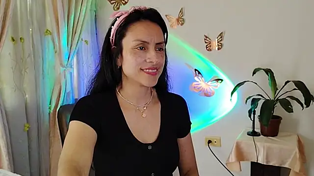 Snapshot of Bella_Exhibition chatting on 11.28.25 Bella Exhibition online show from 11.28.25