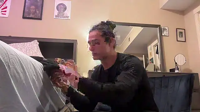 wisteriaseraph online show from 11.05.25