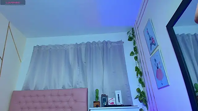 Snapshot of Lulu_swarts chatting on 12.14.25 Lulu swarts online show from 12.14.25