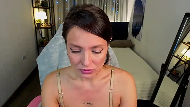 Naila Whisper online show from 12.03.25